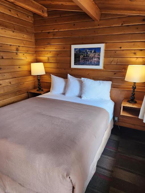 Rundle Mountain Lodge Канмор Экстерьер фото