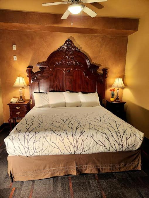 Rundle Mountain Lodge Канмор Экстерьер фото