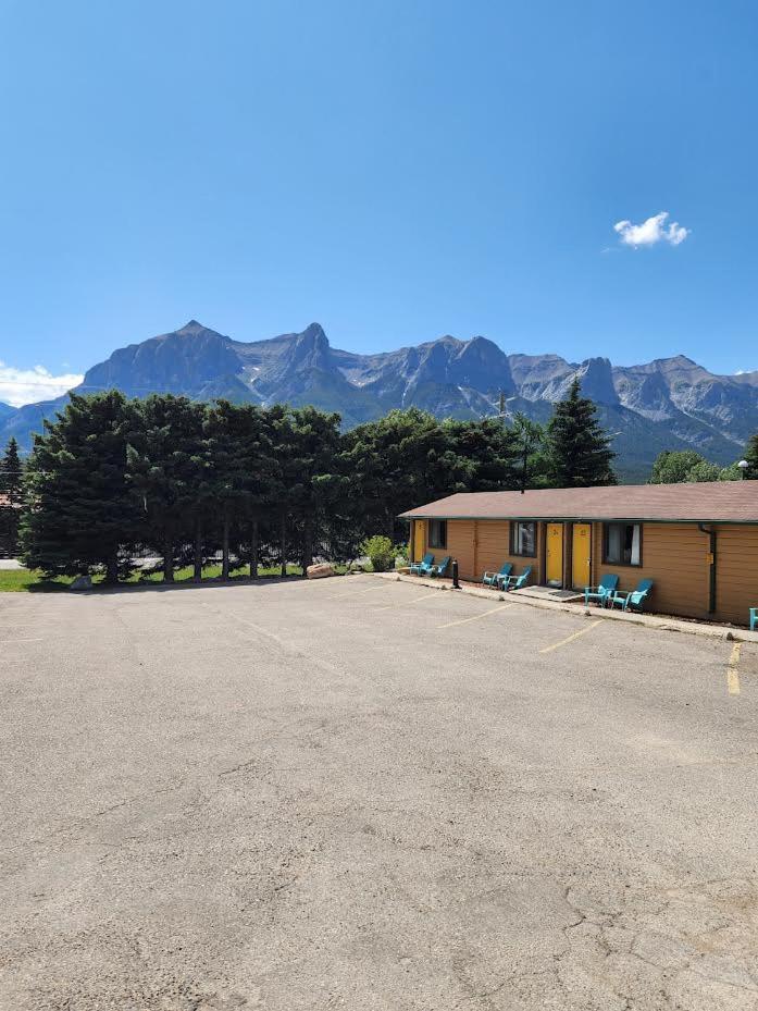 Rundle Mountain Lodge Канмор Экстерьер фото