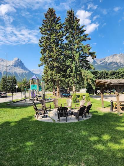 Rundle Mountain Lodge Канмор Экстерьер фото