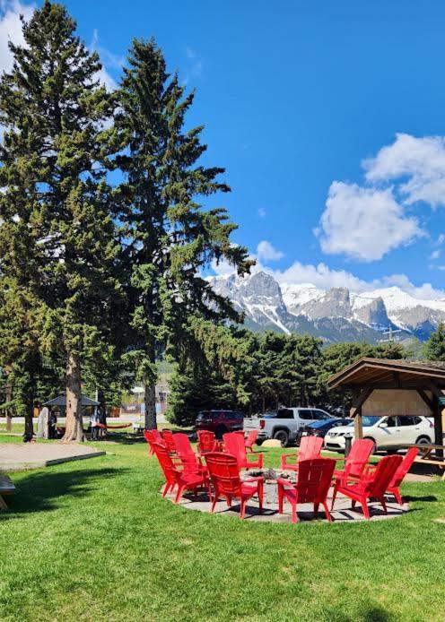 Rundle Mountain Lodge Канмор Экстерьер фото