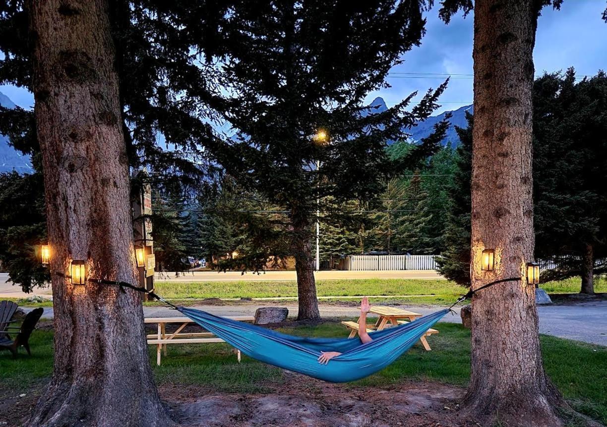 Rundle Mountain Lodge Канмор Экстерьер фото
